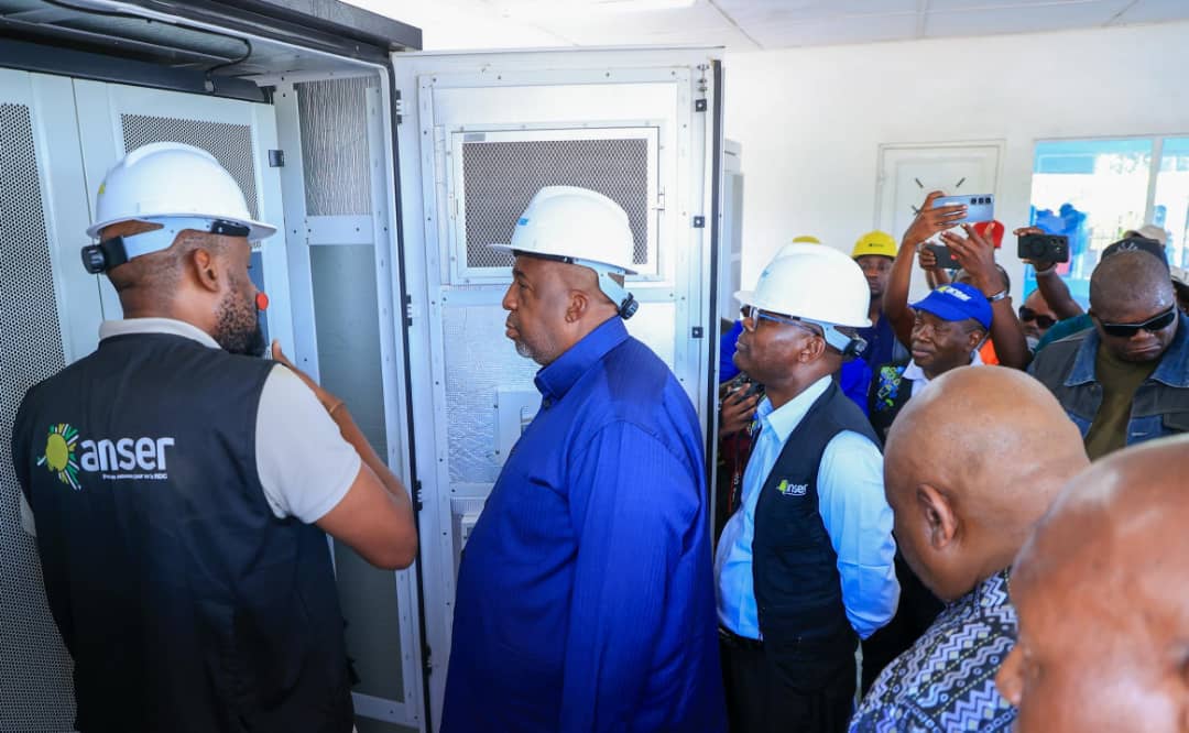 RDC : Le Ministre chargé de l’électricité inaugure une centrale solaire pour électrifier les zones rurales à bulungu