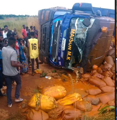 Lomami : Un camion surchargé se renverse à Lusuku, plusieurs pertes en vies humaines
