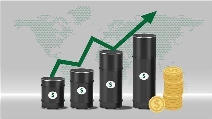 Marchés des matières premières : le pétrole poursuit sa remontée à 105 USD le baril
