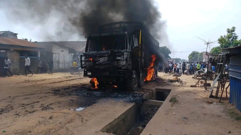 Kasaï-Central : un camion prend feu et part en cendres après une explosion à Kananga